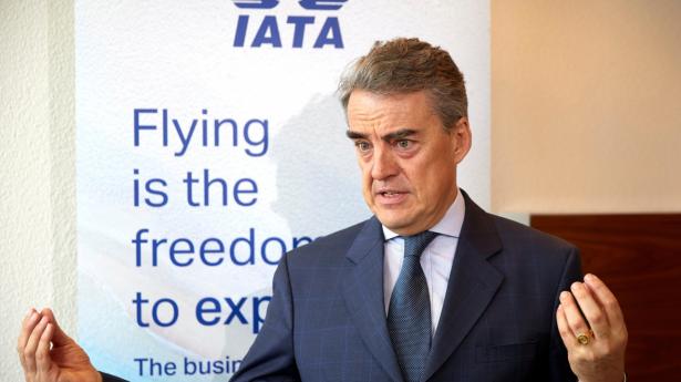 Æraen med flybilletter, der er til at betale, kan være slut, og flyselskaber drives mod konkurs, hvis der stilles krav om fysisk afstand mellem passagerer i fly, siger chefen for Iata, Alexandre de Juniac.