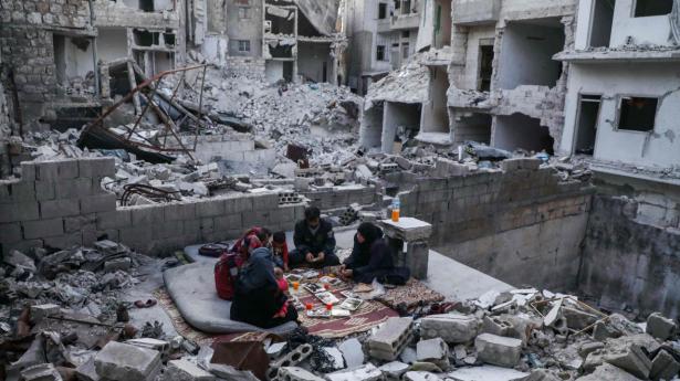 Byen Ariha i den sydlige del af Idlib-provinsen. Også her sætter borgerkrigen sig sine spor. På billedet holder en familie, der er tvunget på flugt, ramadan-middag ved solnedgang.