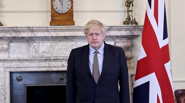 Boris Johnson beder briterne om at være tålmodige lidt endnu. Fra 1. juni kan butikkerne måske begynde at åbne i flere faser.