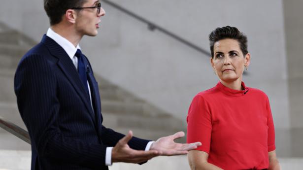 SF's partileder, Pia Olsen Dyhr, vil have, at regeringen afviser Venstres krav om et skattestop under genoptetningen af Danmark. Her ses Pia Olsen Dyhr og Alex Vanopslagh (LA) under partilederdebat om Covid-19 på Statens Museum for Kunst i København torsdag aften.