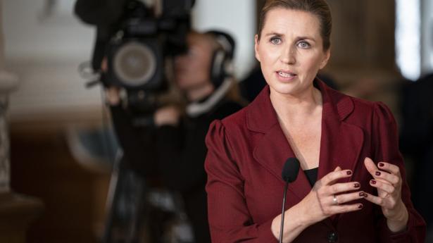 Statsminister Mette Frederiksen (S) mener ikke, at der er nogen grund til at betvivle de analyser, som Statens Serum Institut kommer med. (Arkivfoto)