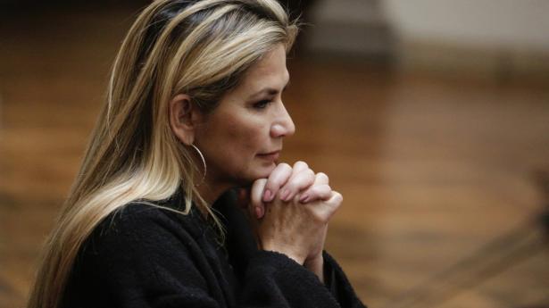 Bolivias midlertidige præsident, Jeanine Anez (foto), har fyret sundhedsminister, der er mistænkt i korruptionssag.