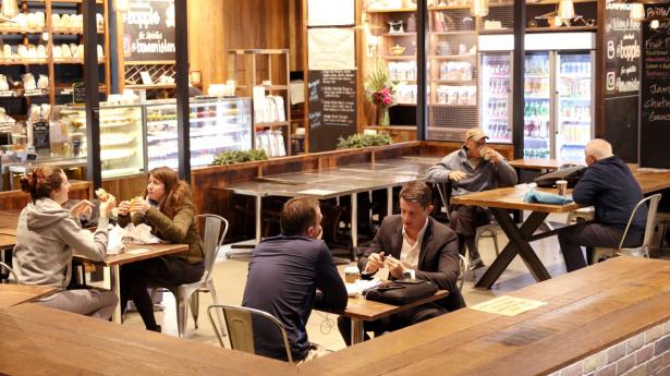 Fredag i sidste uge åbnede Australiens mest folkerige delstat, New South Wales, for, at man må gå på café. Nu vil delstaten se på at åbne grænserne til de øvrige delstater. Men det er ikke alle, der er enige i det. (Arkivfoto fra fredagens genåbning af caféer og restauranter).