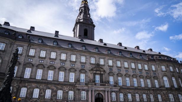 Politikerne i Folketinget har besluttet, at straffen for blandt andet svig med tilskud fra hjælpepakker skal straffes hårdere end normalt. (Arkivfoto)