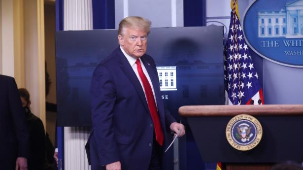Med tre kvarters forsinkelse ankom præsident Donald Trump til fredagens pressemøde i Det Hvide Hus. Han forlod podiet igen efter en kort meddelelse om, at gudstjenester igen bør være tilladt allerede fra denne weekend.
