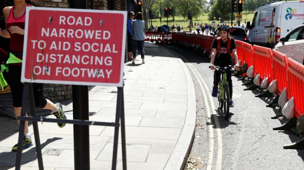 I London er fortovene flere steder udvidet, så fodgængere og cyklister bedre kan holde afstand til hinanden og derved begrænse smitterisikoen.