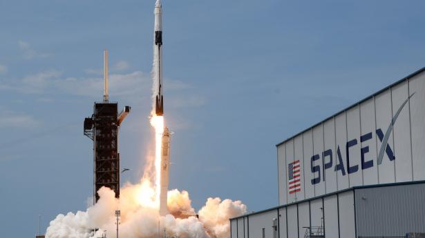 19 timer efter SpaceX-opsendelsen lørdag aften dansk tid er rumkapslen tilkoblet ISS.