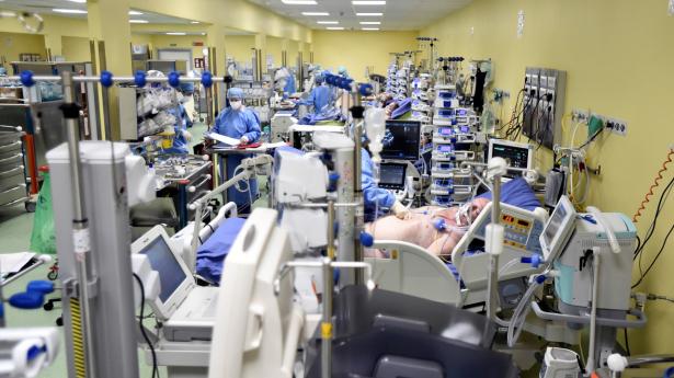 Sådan så der ud på San Rafaele-hospitalet i Milano den 27. marts, da hospitalerne i Lombardiet var overbebyrdet med coronasmittede patienter. Nu mener hospitalets chef, at coronavirusset har ændret sig, så det ikke er så farligt mere.