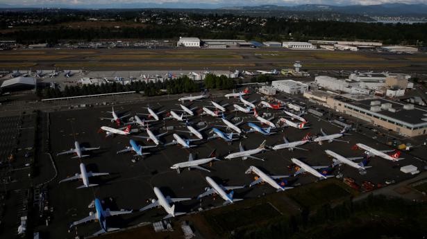 Boeing faldt tungt torsdag på nyheden om, at koncernen vil producere færre 737 MAX-fly i år end stillet i udsigt så sent som i maj. Fredag kom aktien sig dog noget.