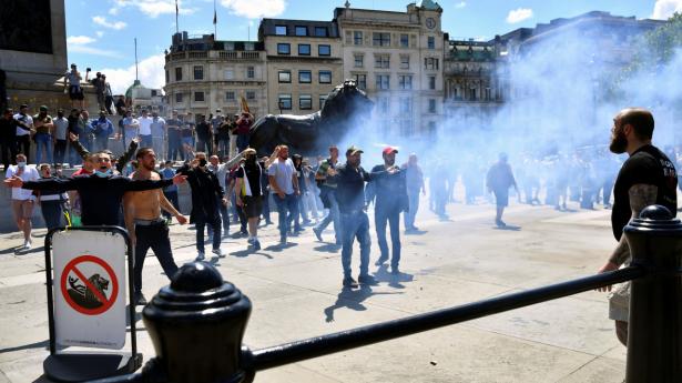 Højreradikale foran søjlen på Trafalgas Square, hvor søhelten Nelson troner på toppen. Det sker, mens Black Lives Matter i nærheden er i gang med deres demonstration.