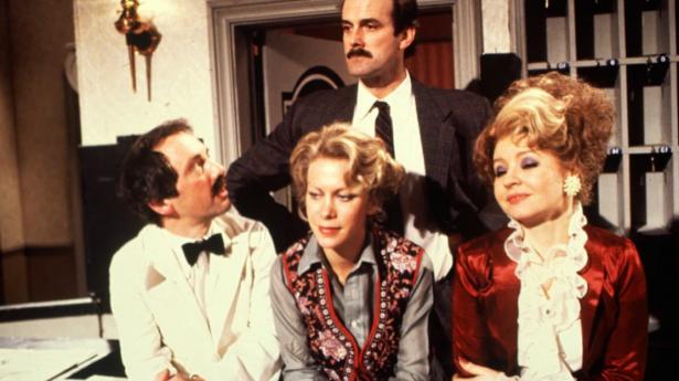 Det BBC-ejede UKTV havde fjernet et afsnit fra Halløj på Badehotellet for racistisk tale. John Cleese som hotelejeren Basil Fawlty forulemper her tyske gæster, og stamgæsten, majoren, taler nedsættende om indere og sorte. Men efter mange protester vil afsnittet igen kunne streames.