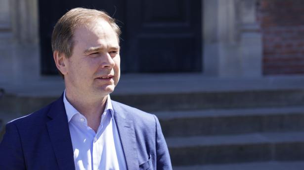 Regeringen er klar til at give en pengegave til blandt andre pensionister og førtidspensionister, siger finansminister Nicolai Wammen (S) på vej til forhandlinger om en sommerpakke.
