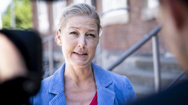 Radikale Venstres Sofie Carsten Nielsen taler med pressen inden forhandlinger i Finansministeriet.