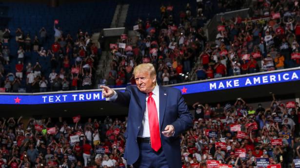På de øverste pladser var der masser af tomme sæder, da præsident Donald Trump natten til søndag dansk tid holdt sit første vælgermøde i over tre måneder i Tulsa, Oklahoma.