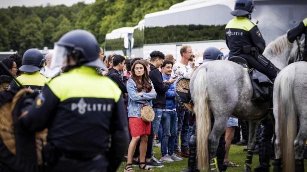 Politiet i Haag brugte busser til at transportere demonstranter væk fra den centrale del af byen, hvor de protesterede mod regeringens håndtering af coronakrisen. Demonstranterne er blandt andet utilfredse med reglen om, at man skal holde halvanden meters afstand.