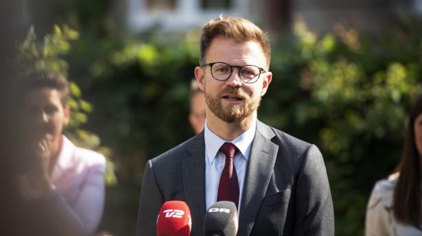 Transportminister Benny Engelbrecht og de øvrige partier er i gang med at forhandle om en luftfartspakke, der skal hjælpe branchen, som er hårdt ramt grundet coronakrisen. (Arkivfoto)