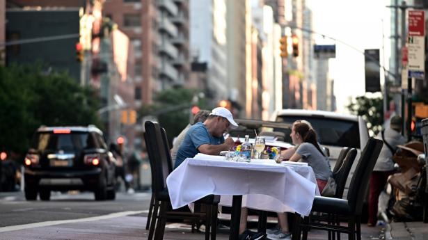 Efter næsten 31.000 døde med coronavirus er staten New York i gang med en gradvis genåbning af samfundet. Mandag gik anden fase af genåbningen i gang, og udendørsservering i restauranterne er et af de nye goder. Det daglige dødstal er faldet fra næsten 800 midt i starten af april til nu under 30 døde.