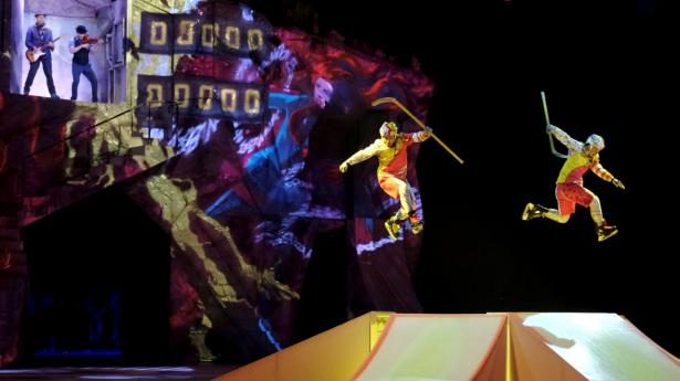 Cirque du Soleil's shows er ofte farverige og involverer halsbrækkende stunts. Arkivfoto: Ints Kalnins/Reuters