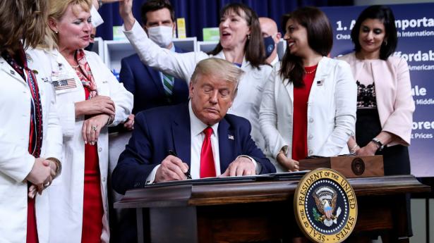 Præsident Donald Trump underskrev fredag ved en ceremoni i Det Hvide Hus de fire dekreter, der skal sikre lavere priser på receptmedicin.