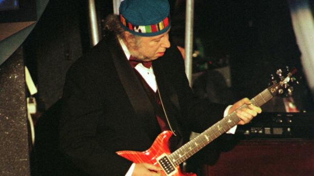 Peter Green ses her i 1998, hvor han optrådte med sangen "Black Magic Woman" sammen med Carlos Santana. (Arkivfoto).