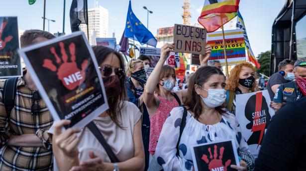 Demonstranter var fredag på gaden for at vise deres modstand mod den polske justitsministers melding om, at Polen allerede mandag vil tage hul på arbejdet med at trække sig fra en europæisk aftale mod vold mod kvinder i hjemmet.