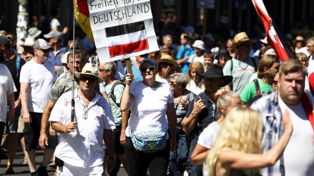 En demonstrant i Berlin med et skilt, der kræver "frihed for Tyskland". Mange tusinde er mødt op i Berlin for at protestere mod, at de skal bære mundbind og holde afstand. Demonstrationen har blandt andet samlet anarkistiske grupper, modstandere af vaccination og stærkt højreorienterede grupper.