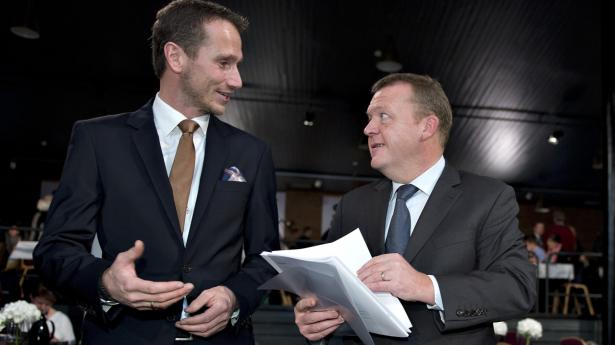 Kristian Jensen (V) (tv) havde ikke stemmerne til at vælte Lars Løkke Rasmussen (V) (th) i 2014. Det skriver Lars Løkke Rasmussen i sin bog "om de fleste og det meste", der mandag udkommer.