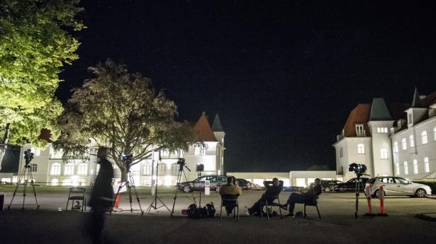 Pressen ventede foran hotellet under Venstres forretningsudvalgsmøde på Hotel Comwell i Brejning nær Vejle, den fredag aften i august 2019, hvor Lars Løkke Rasmussen opgav at kæmpe videre for sin plads som formand.
