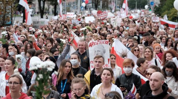 Lørdag fik flere tusinde kvinder gennem den hviderussiske hovedstad Minsk for at protestere mod præsident Aleksandr Lukasjenko og hans regime. Mang af dem var klædt i nationaldragter og medbragte blomster, flag og balloner i en såkaldt solidaritetsmarch, hvor de blandt andet råbte: "Det er vores by".