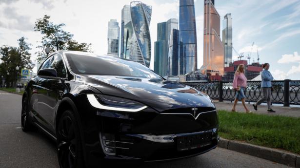 Tesla-aktien er tirsdag i fokus, efter nyheden om at selskabet vil rejse 5 mia. dollar gennem salg af aktier gennem en række banker.