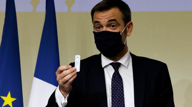 Sundhedsminister Olivier Veran sender en barsk advarsel til syv millioner mennesker i Paris og omegn. Covid-19-smitten vokser hastigt, og det kan føre til en hård nedlukning af den franske hovedstad fra mandag. Foto: Ludovic Marin/Ritzau Scanpix