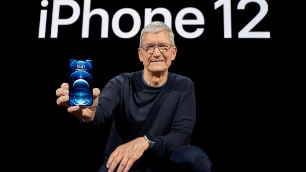Apples topchef, Tim Cook, løftede tirsdag sløret for koncernens første 5G-iPhone. Aktien satte sig til trods for det, men den var nu også steget kraftigt mandag på forventningens glæde.
