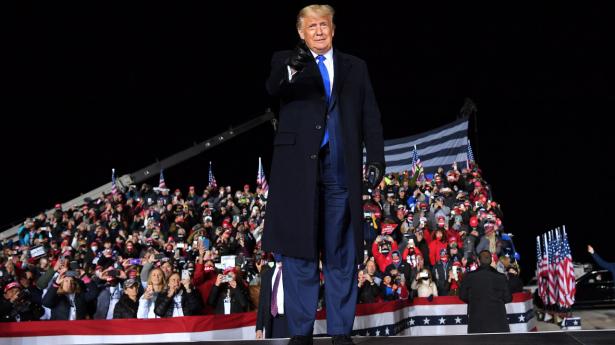 Lørdag afholdt præsident Donald Trump hele tre vælgermøder i svingstaterne North Carolina, Ohio og Wisconsin.
