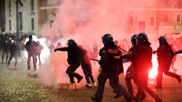 Demonstranter fra den nynazistiske gruppe Forza Nuova stødte natten til søndag sammen med politi i Rom, efter at et udgangsforbud er blevet indført i byen.