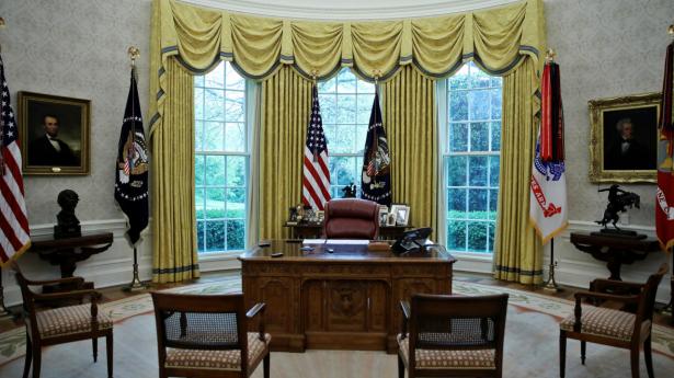 Joe Biden er lørdag aften af amerikanske medier udråbt som vinder af præsidentvalget, men der går over to måneder, før han kan indtage Det Hvide Hus.
