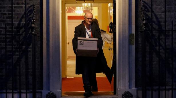 Dominic Cummings ses her angiveligt forlade Downing Street 10 for sidste gang. Foto: Henry Nicholls/Reuters