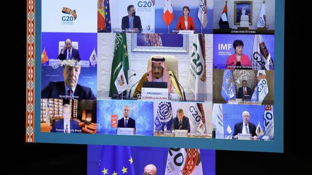 EU-præsident Charles Michel (nederst) er en af deltagerne ved weekendens G20-topmøde, hvor Saudi-Arabiens kong Salman bin Abdulaziz Al Saud (midt på skærmen) er vært.