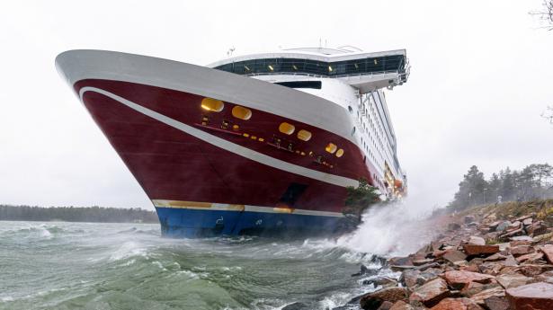Et krydstogtskib med over 400 om bord gik lørdag på grund ved den finske øgruppe Åland ud for den svenske østkyst. Passagerfærgen "Grace" er fra Viking Line.