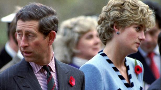Storbritanniens prins Harry har sluttet sig til sin bror William og budt det velkomment, at der er indledt en ny undersøgelse af et omstridt BBC-interview i 1995 med deres afdøde mor, prinsesse Diana, der her ses med prins Charles. (Arkivfoto)