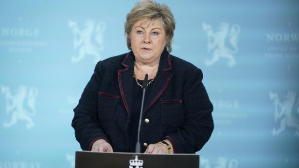 Statsminister Erna Solberg frygter, at en ny bølge af smitte kan være på vej, og at epidemien kan komme ud af kontrol. Derfor indfører regeringen nye restriktioner i de næste to uger.