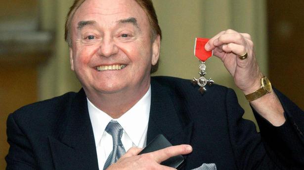 Gerry Marsden viser den orden frem, han modtog fra det britiske kongehus i 2003 for sit velgørende arbejde i hjembyen Liverpool. (Arkivfoto)