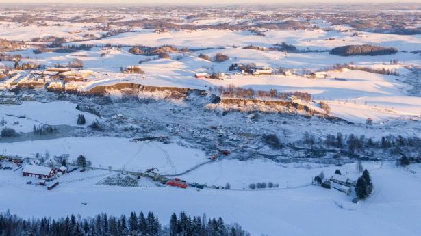 Søndag aften har redningsmandskab fundet det syvende dødsoffer efter det jordskred, der onsdag ramte byen Ask nord for Oslo. Eftersøgningen fortsætter efter de tre mennesker, der stadig er savnet.