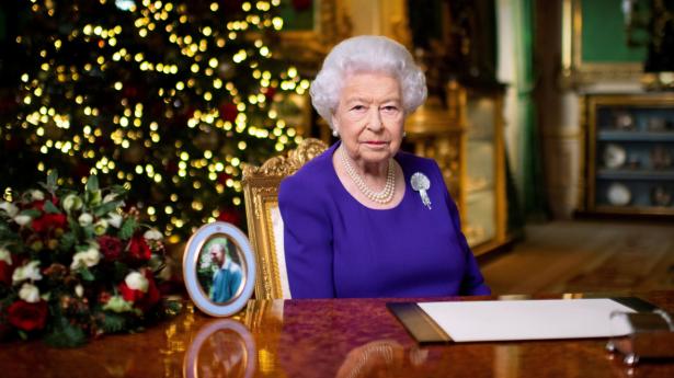 Dronning Elizabeth holdte sin tv-julehilsen til briterne fra Windsor Castle uden for London. Her har hun og manden, prins Philip, holdt sig isoleret under store dele af pandemien.