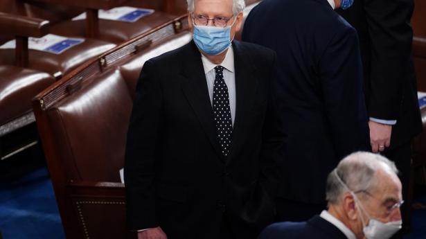 Den republikanske flertalsleder i Senatet, Mitch McConnell, er tilsyneladende godt tilfreds med, at Demokraterne forsøger at få stillet præsident Donald Trump for en rigsret. (Arkivfoto)