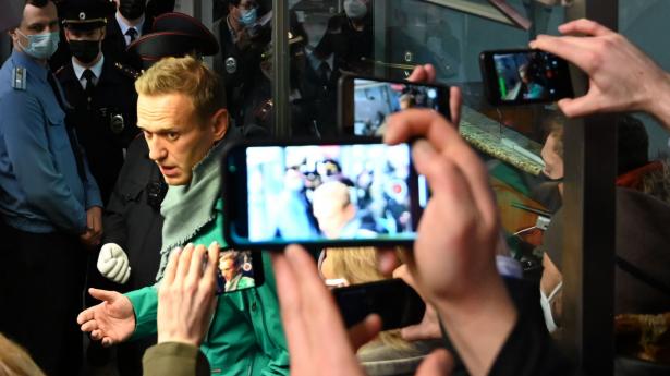 Frontfiguren for den russiske opposition, Aleksej Navalnyj, blev ført væk af betjente ved paskontrollen, da han søndag ankom til Moskva med fly fra Berlin.