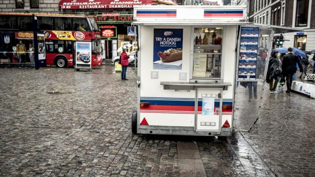 Storhedstiden for pølsevognen var i 1960'erne og 1970'erne, hvor omtrent 700 pølsevogne stod rundt omkring i landet. I dag er antallet af vogne nede på lidt over 100. (Arkivfoto).