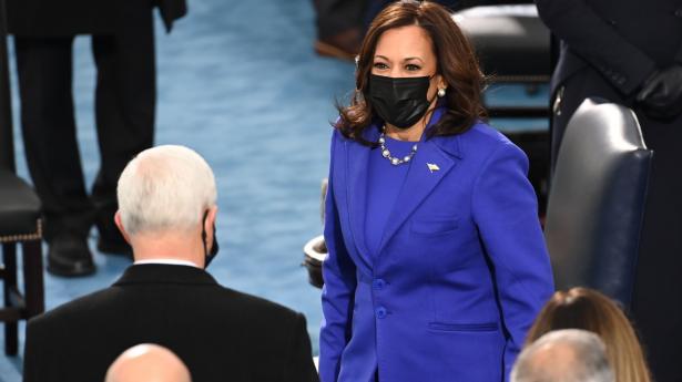 Den nye vicepræsident, Kamala Harris, har onsdag taget tre nye medlemmer af Senatet i ed.