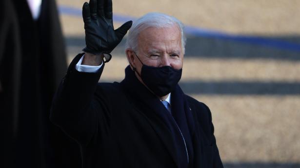 Joe Biden har onsdag underskrevet et dekret, der gør mundbind obligatoriske i statsejede bygninger og på statsejede områder for at bremse spredning af coronavirus.