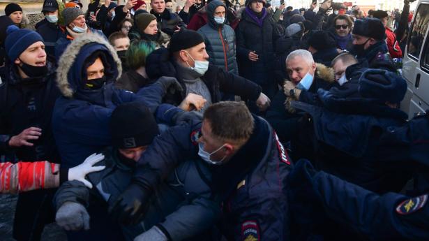 Politifolk i sammenstød lørdag i Moskva med tilhængere af Aleksej Navalnyj. Myndighederne har forbudt alle demonstrationer til støtte for den fængslede oppositionspolitiker.