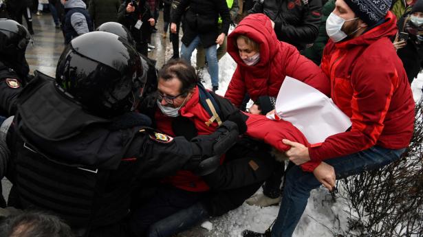 Russisk politi har anholdt et par tusinde mennesker rundt om i landet, hvor oppositionen havde indkaldt til protester mod fængslingen af oppositionsleder Aleksej Navalnyj. Mange steder greb politiet hårdhændet ind mod de overvejende fredelige demonstrationer.